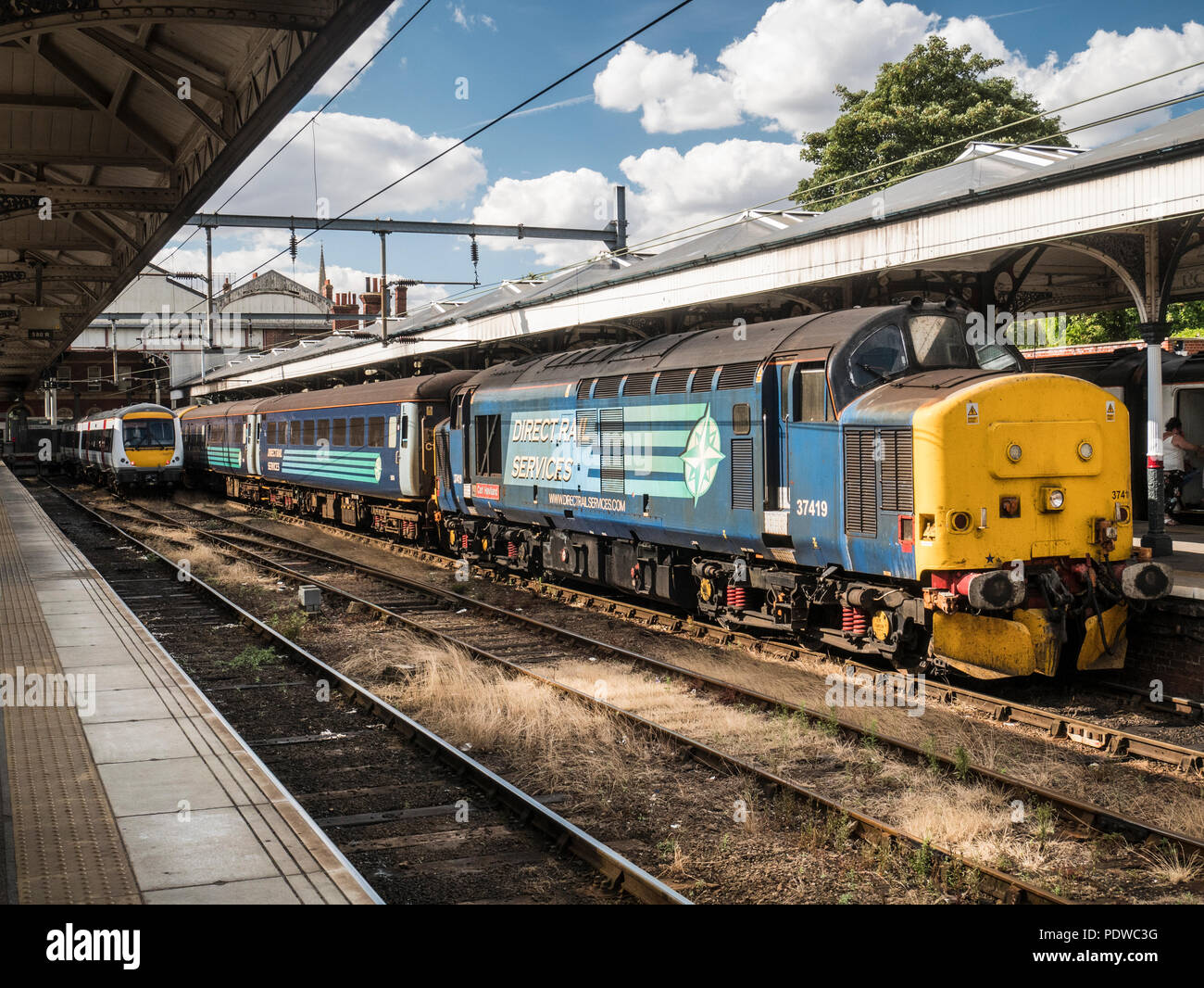 Services ferroviaires directs 37 37419 'Carl Haviland' sur le Norwich à Lowestoft Août 2018 service. Le train se compose de 4 voitures avec une classe 37 Banque D'Images