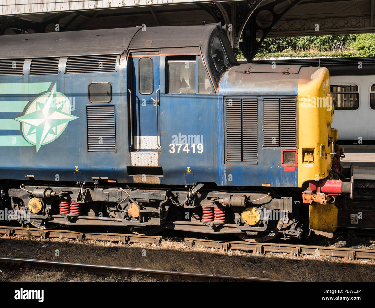 Services ferroviaires directs 37 37419 'Carl Haviland' sur le Norwich à Lowestoft Août 2018 service. Le train se compose de 4 voitures avec une classe 37 a Banque D'Images