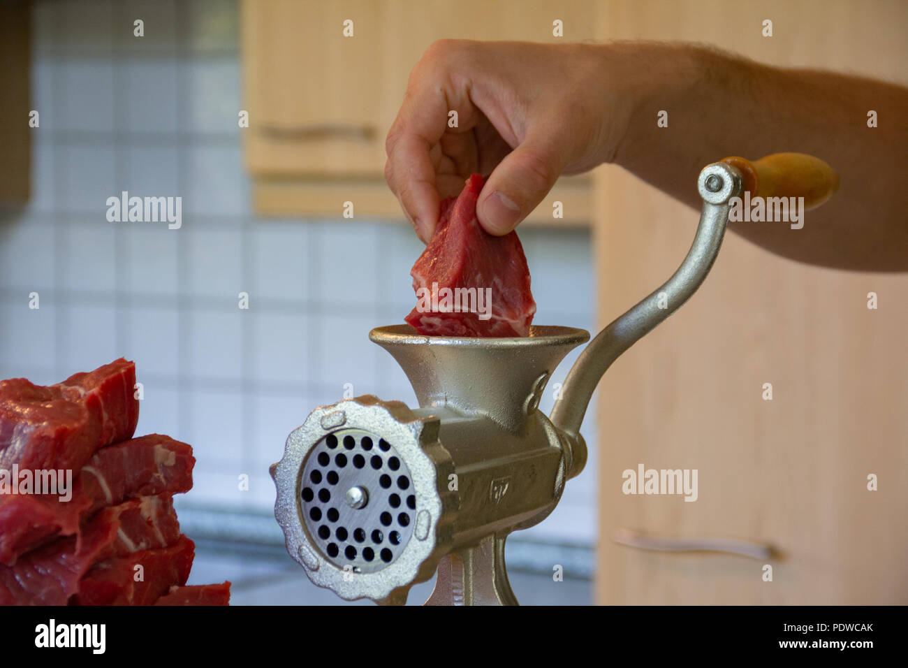 Un hachoir à viande se trouve dans une cuisine Banque D'Images