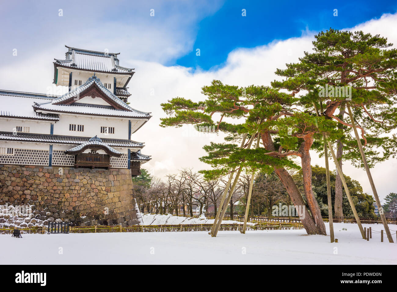Kanazawa, Japon au château en wnter. Banque D'Images