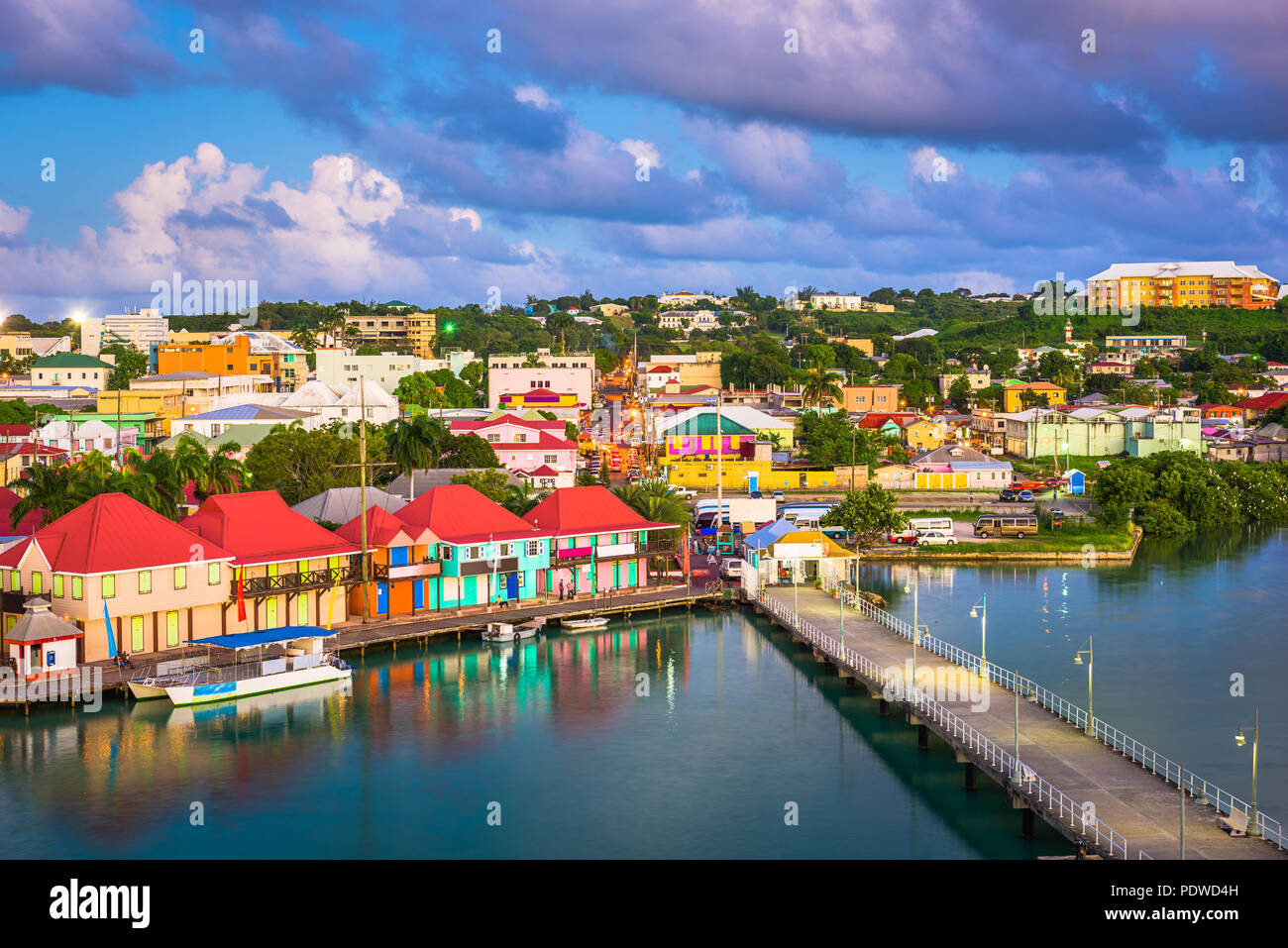 Saint John's, Antigua-et-Barbuda cityscape sur Redcliffe Quay au crépuscule. Banque D'Images