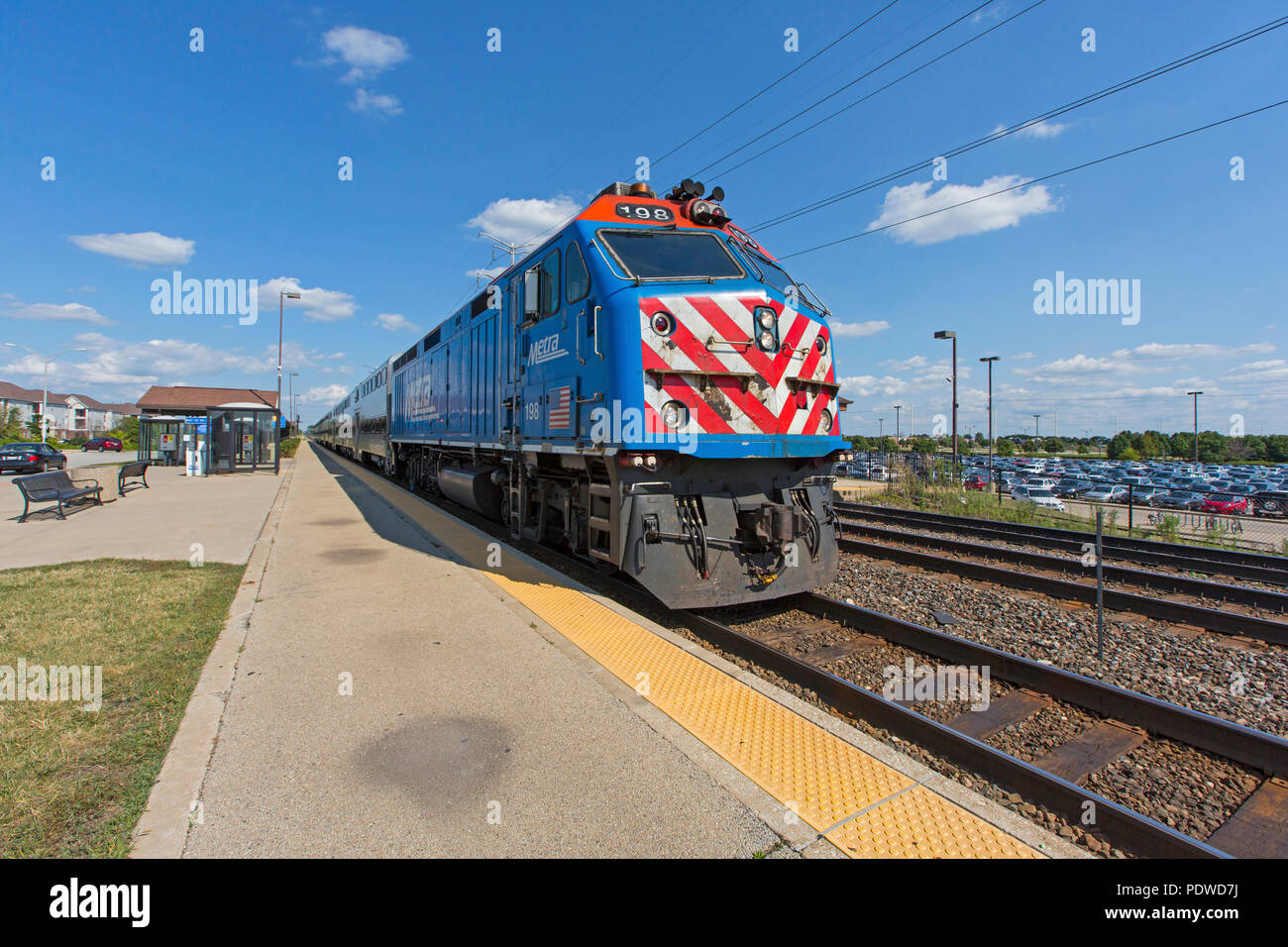 Metra Train en arrivant à la plate-forme passager Banque D'Images