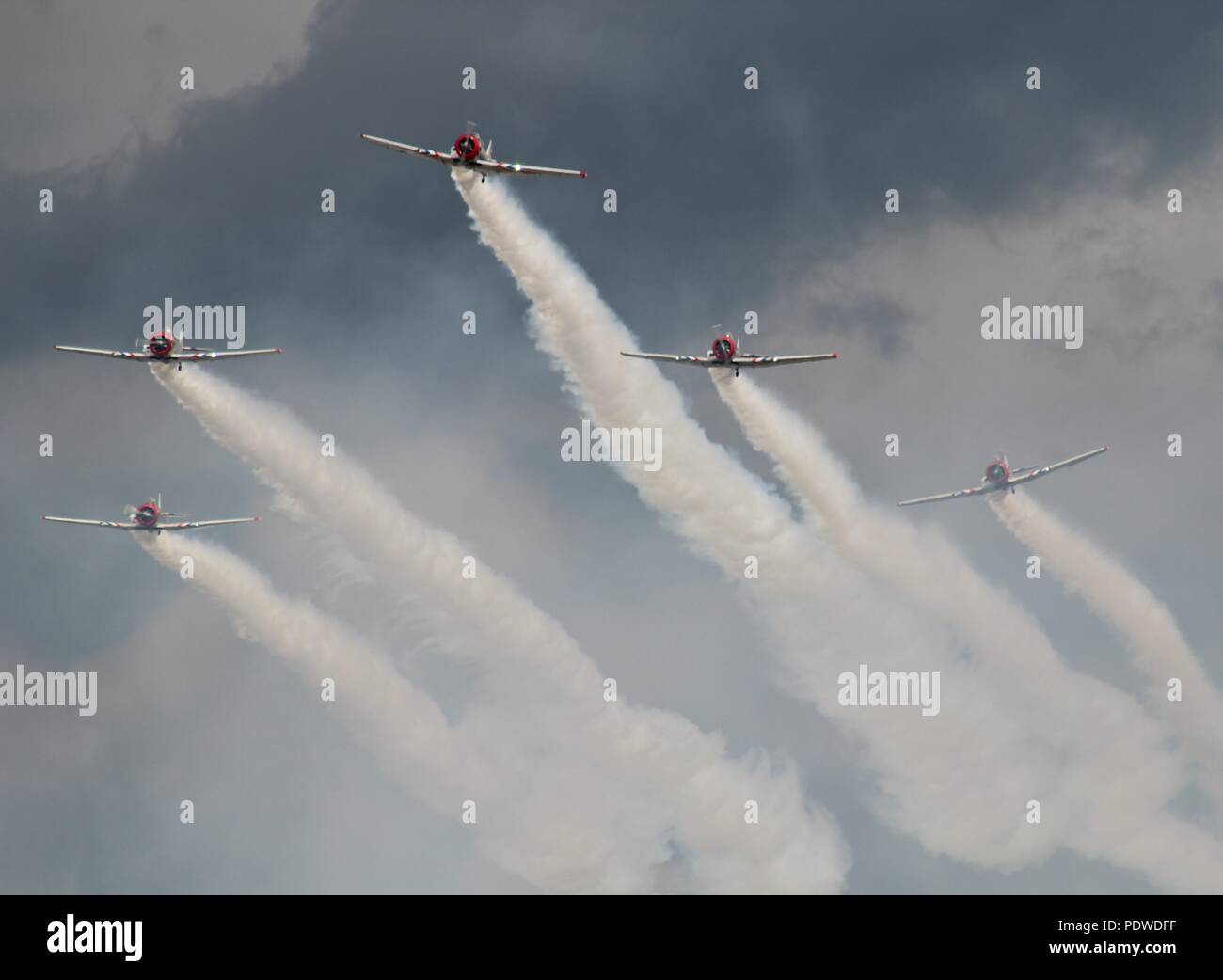 T6 les Texans WW2 formateurs effectuant cascades à l'Air Show Banque D'Images