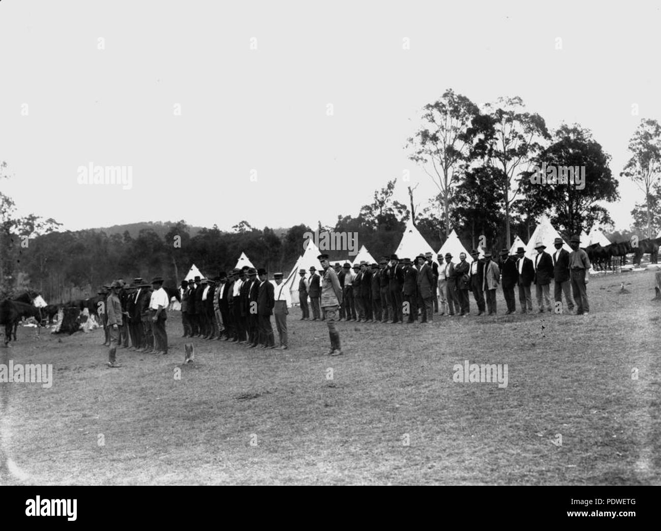 221 137907 StateLibQld 1 nouveaux bénévoles sur parade au camp militaire Enoggera, ca 1914 Banque D'Images