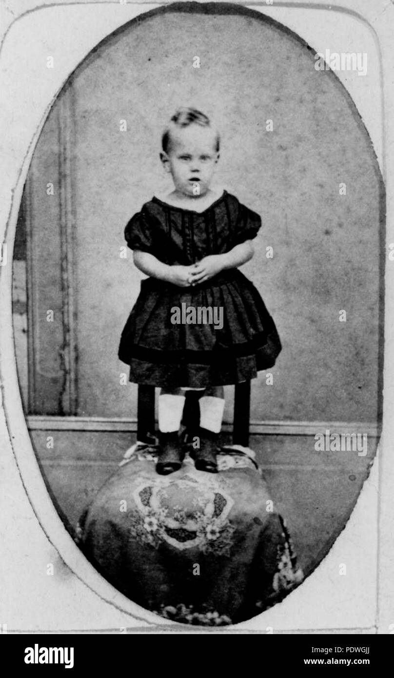 234 1 158867 StateLibQld fille debout sur une chaise, ca. 1890 Banque D'Images