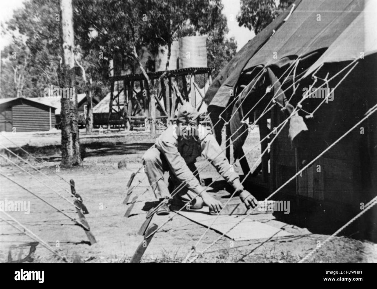 236 1 162307 StateLibQld Aumônier de l'armée américaine, John Radlinski à l'Armée américaine près de l'hôpital de Townsville, ca. 1942 Banque D'Images