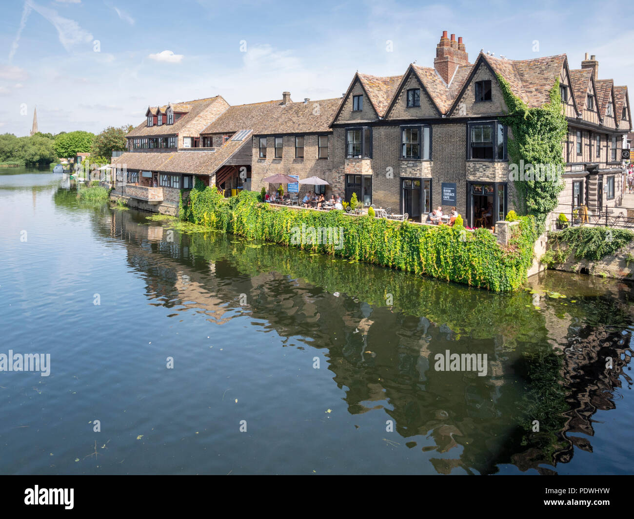 Le River Terrace Cafe sur la grande rivière Ouse St Ives Cambridgeshire UK sur une journée ensoleillée Banque D'Images