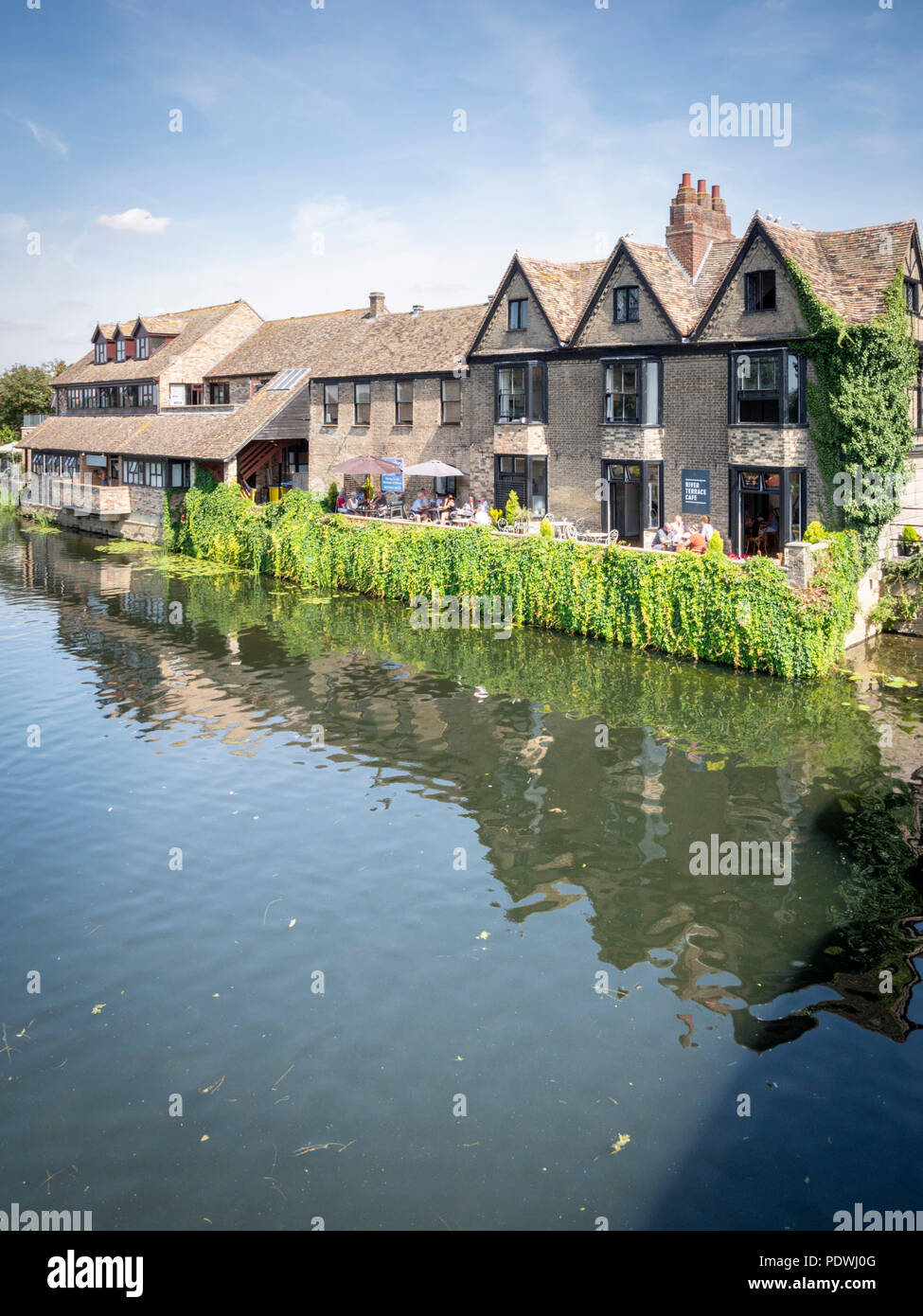 Le River Terrace Cafe sur la grande rivière Ouse St Ives Cambridgeshire UK sur une journée ensoleillée Banque D'Images