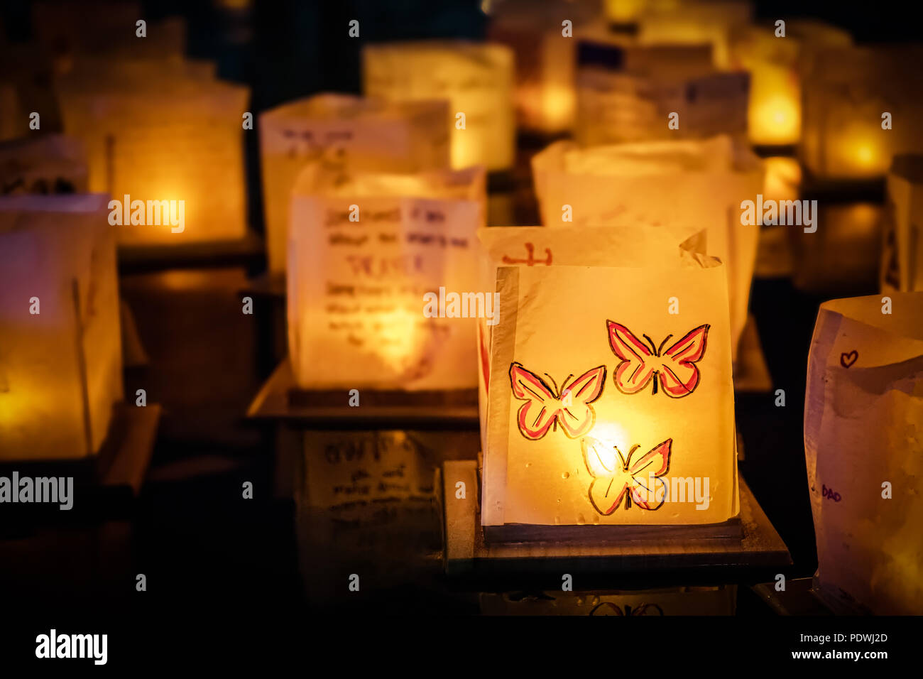 La côte est une fête des lanternes avec des messages d'inspiration personnelle, flottant sur l'eau. Banque D'Images