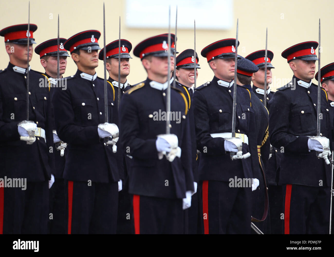 Le chef d'état-major général, le général Mark Carleton-Smith inspecte les élèves officiers à l'Académie Militaire Royale de Sandhurst, Berkshire, où il a représenté la reine Elizabeth II lors de la Parade du Souverain qui marque la fin d'une année de formation pour 190 élèves-officiers du Royaume-Uni et 30 de 17 pays d'outre-mer. Banque D'Images