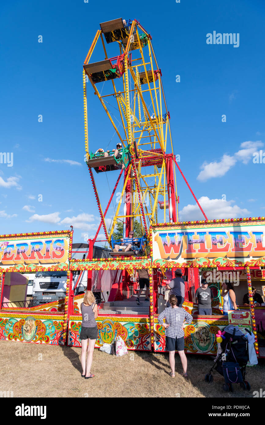 Une grande roue à une foire traditionnelle au Royaume-Uni Banque D'Images