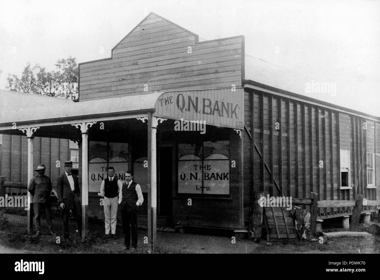 250 1 205276 StateLibQld Murgon la première banque canadienne, la Banque nationale du Queensland, dans l'Agneau Street, 1914 Banque D'Images