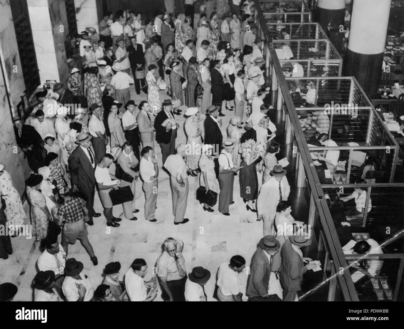 251 207013 StateLibQld 1 clients en attente de service à la Commonwealth Bank, Brisbane, Janvier 1953 Banque D'Images