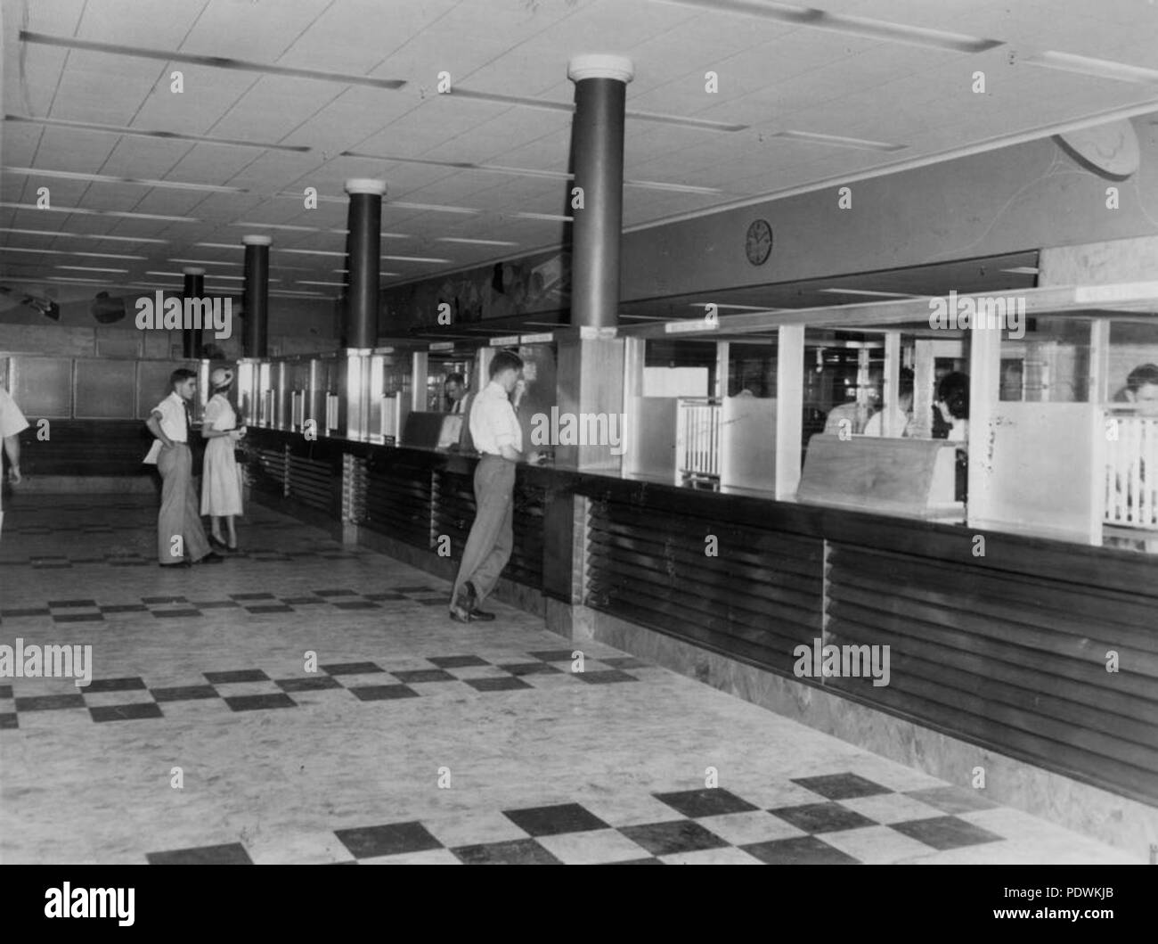 251 1 210610 StateLibQld compteur service client à l'intérieur du nouveau Commonwealth Bank, Brisbane, 1953 Banque D'Images