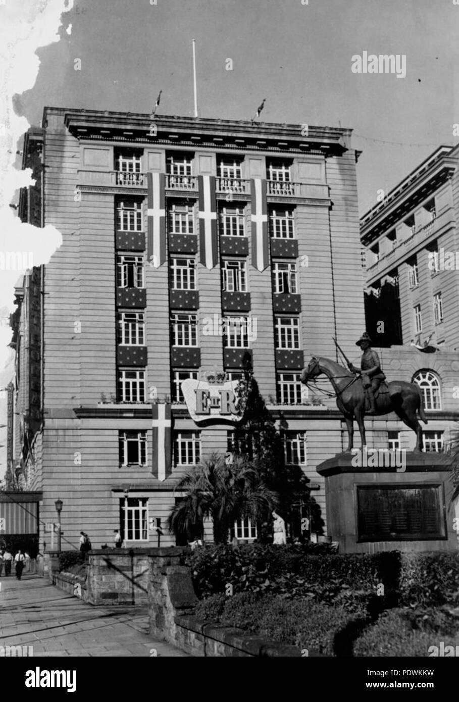 251 1 211432 StateLibQld les bureaux du gouvernement du Queensland décoré pour la Tournée royale en mars 1954 Banque D'Images