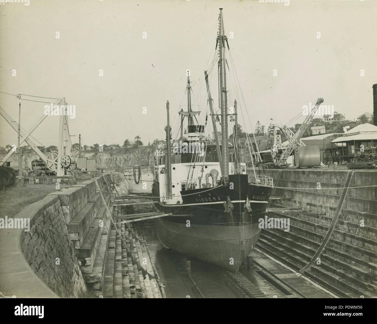 256 1 251228 StateLibQld Steamship Bingera en cale sèche à South Brisbane Banque D'Images