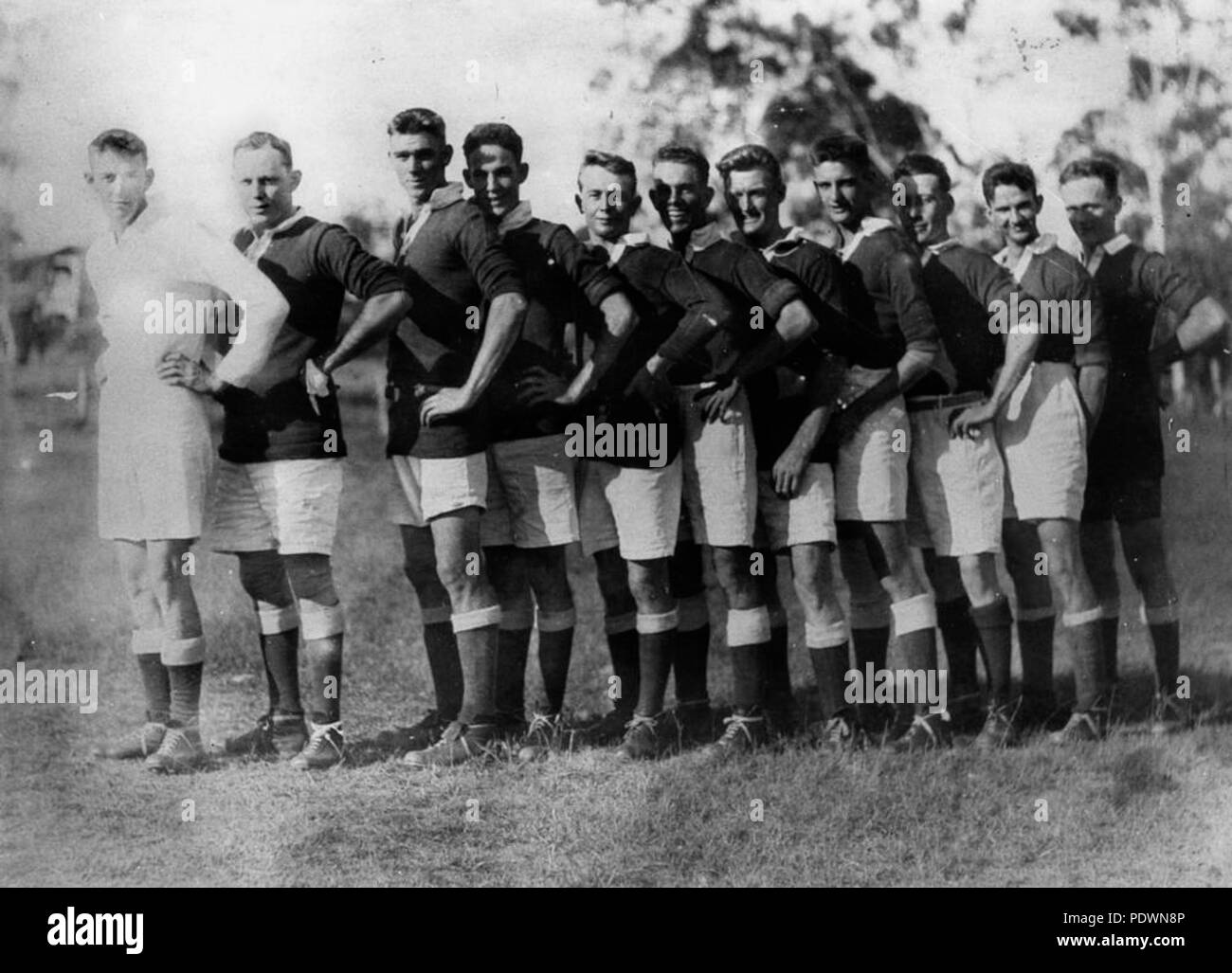 A Identifier - CARTE PHOTO D'UNE EQUIPE DE FOOTBALL - JUNIOR SUR LE Maillot Footballeurs Ballon Z 2 Scans Z 1893199608