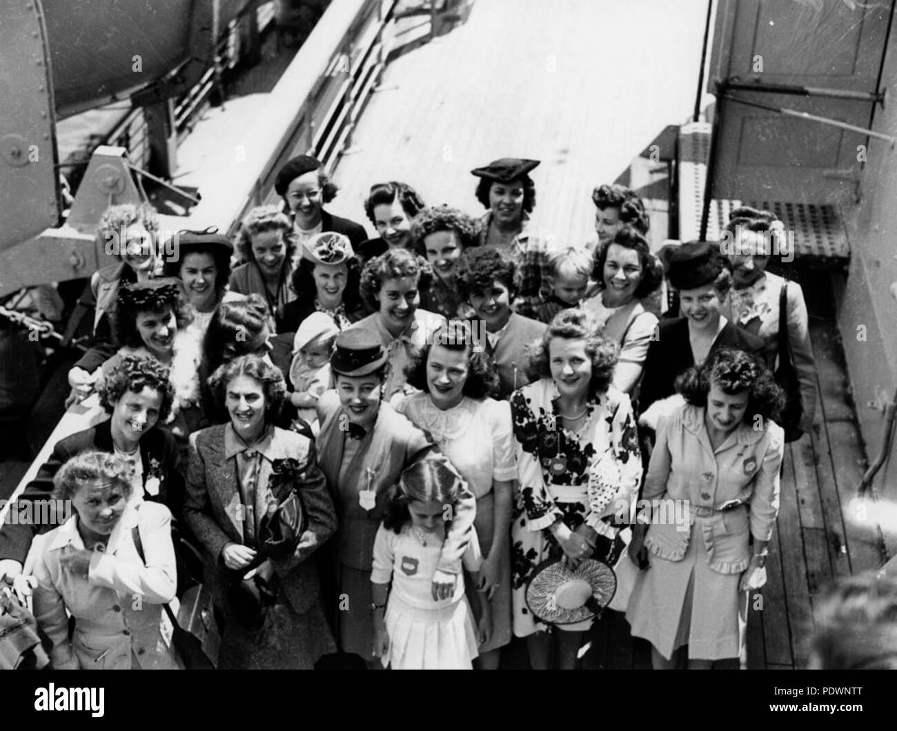 273 77690 StateLibQld 1 épouses de guerre anglais qui est arrivé à Brisbane en octobre 1945 Banque D'Images