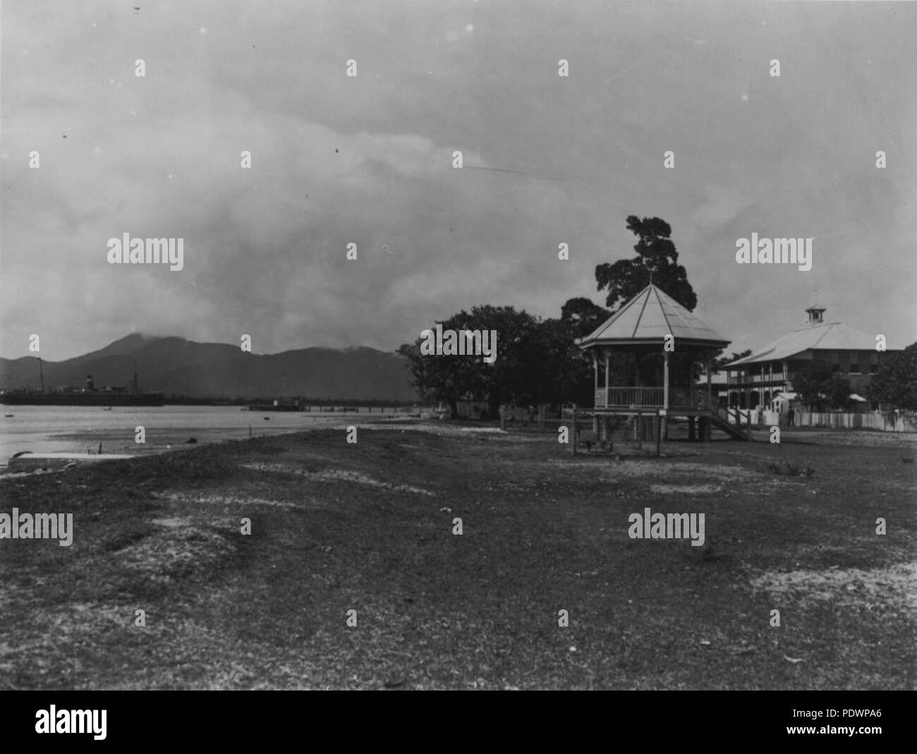 278 99744 StateLibQld 1 parc le long de l'Esplanade, Cairns, ca. 1914 Banque D'Images