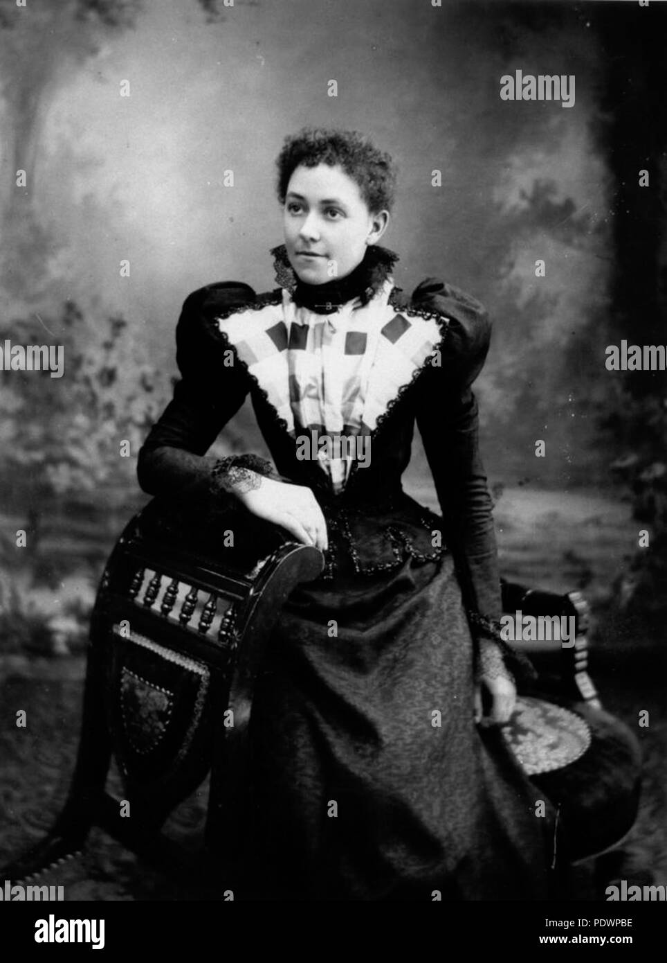 278 99972 StateLibQld 1 Femme dans un costume distinctif, posant pour un studio portrait , 1890-1900 Banque D'Images