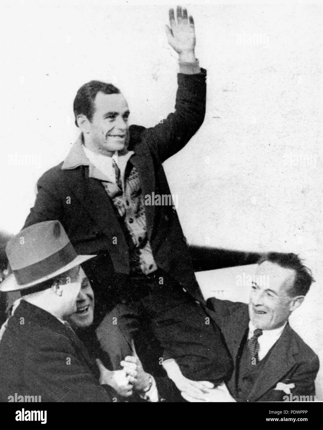 279 2 107760 StateLibQld Bert Hinkler, Queensland aviator, recevant un grand bienvenue après son vol transatlantique, Angleterre, 1932 Banque D'Images