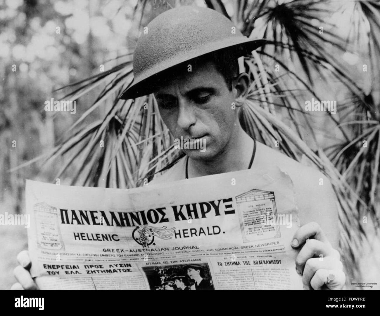 279 2 108088 Castrisos StateLibQld Xénophon, photographe aérien avec la Royal Australian Air Force durant la Seconde Guerre mondiale Banque D'Images