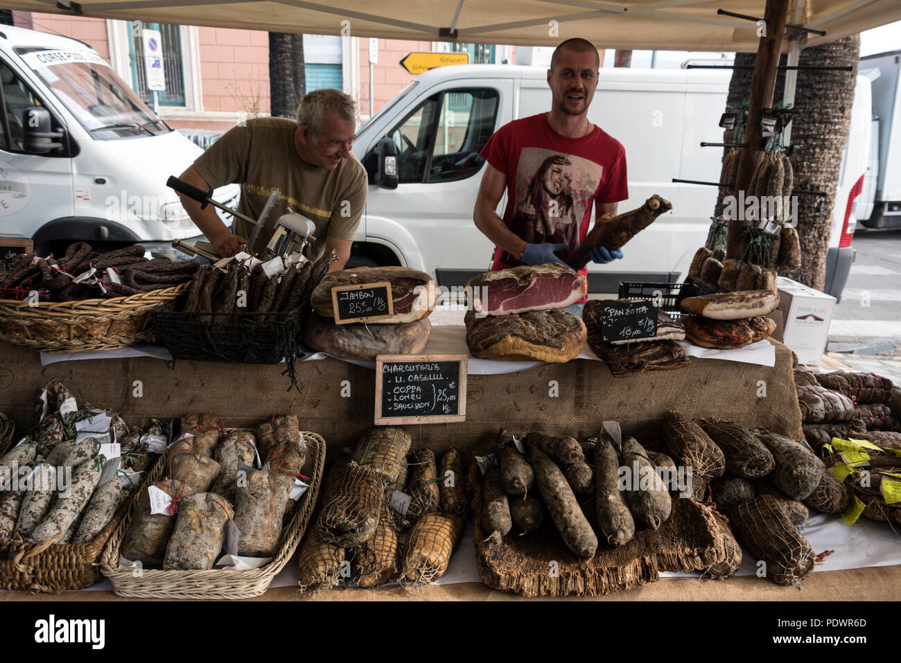 Une sélection de charcuterie Corse produits localement, des saucisses et du port fumé en vente sur un marché en plein air de la Place de Maréchal dans l'ancienne cité génoise quarte Banque D'Images