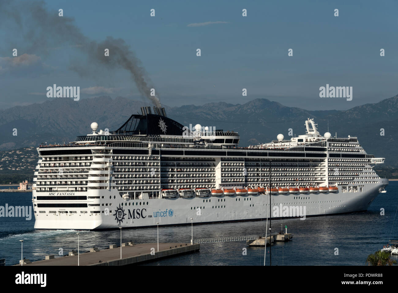 Le navire de croisière MSC, MSC Fantasia de quitter le port à la fin d'une journée à Ajaccio en Corse, France Banque D'Images