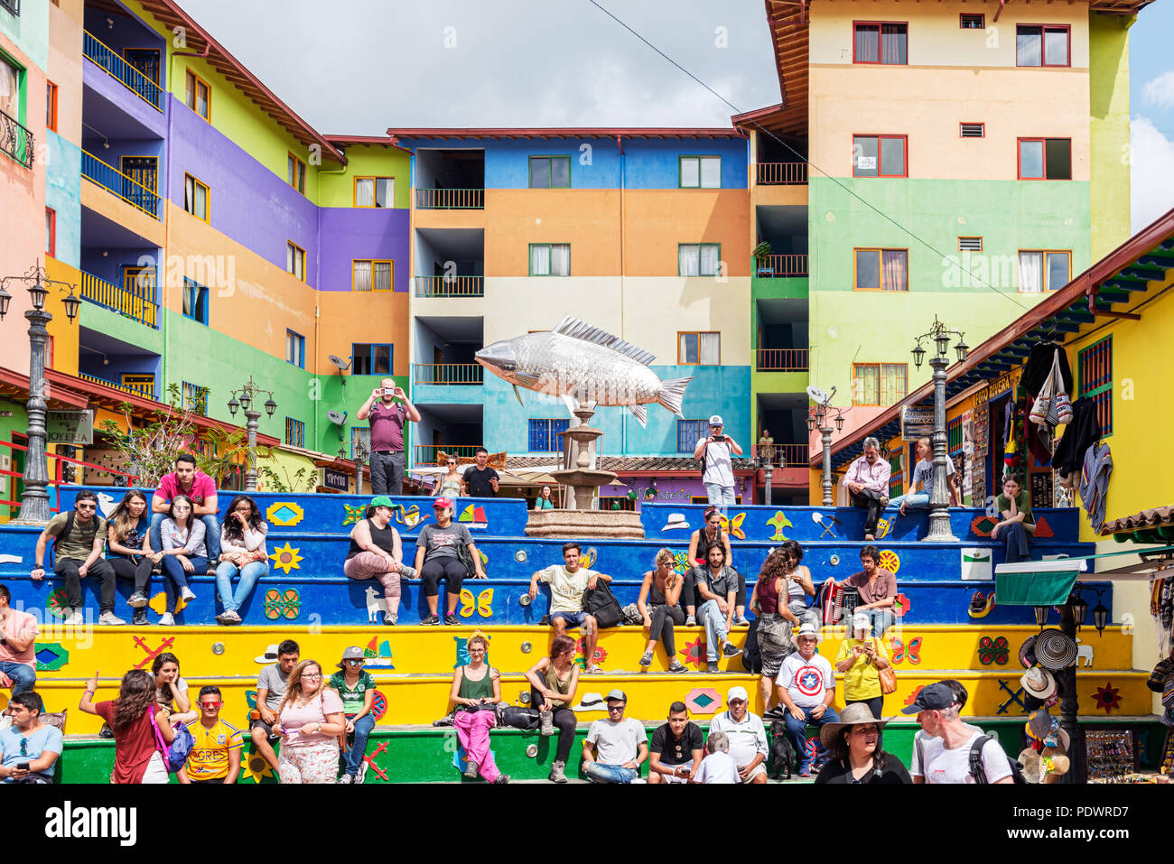 Guatape, Colombie - Mars 27, 2019 : les touristes sont assis sur les marches de la Plaza de Zocalos est un lieu à visiter à Guatape près de Medellin Banque D'Images