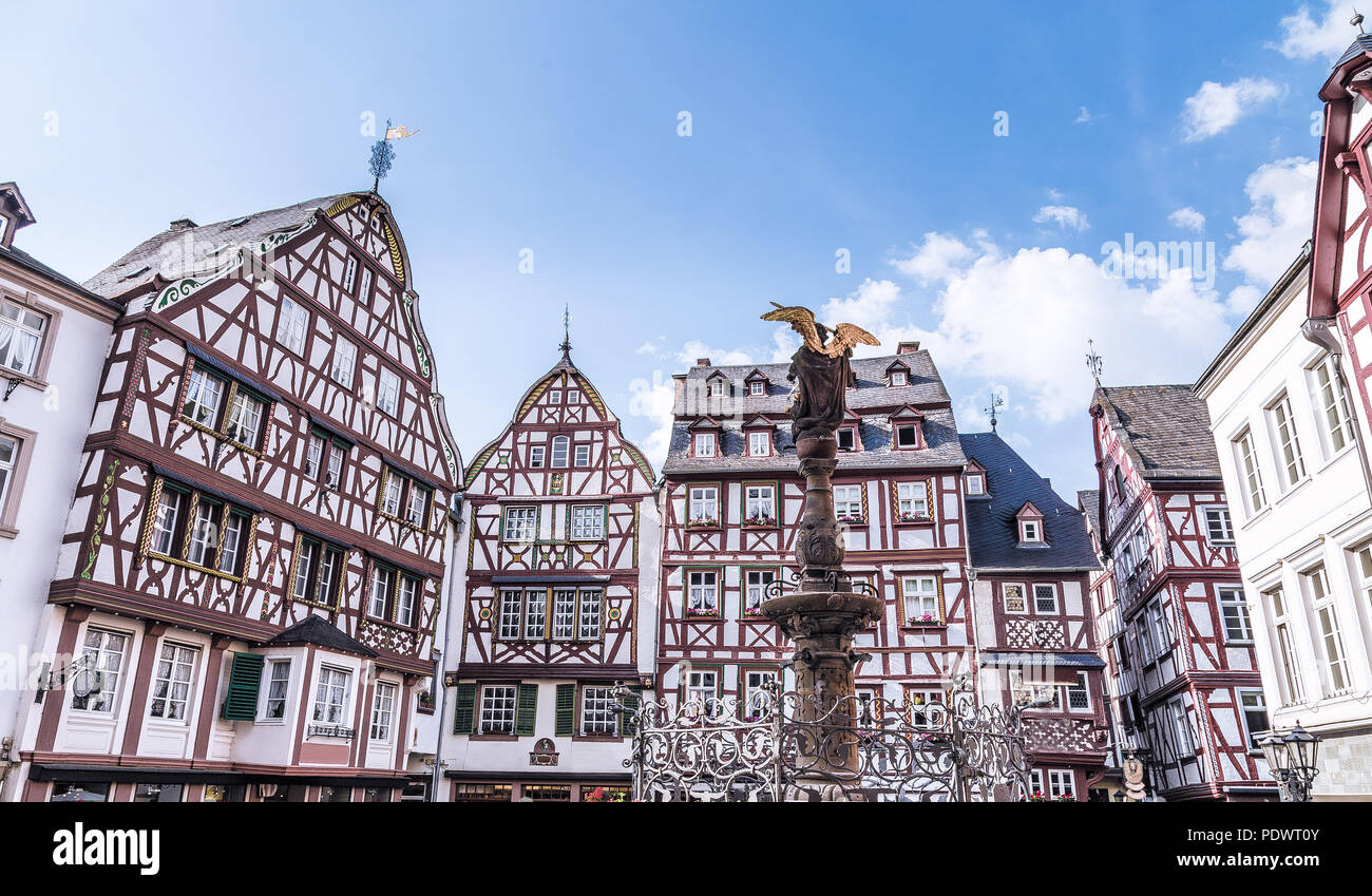 Les façades historiques Bernkastel-Kues Rheinland-pfalz Allemagne. Banque D'Images