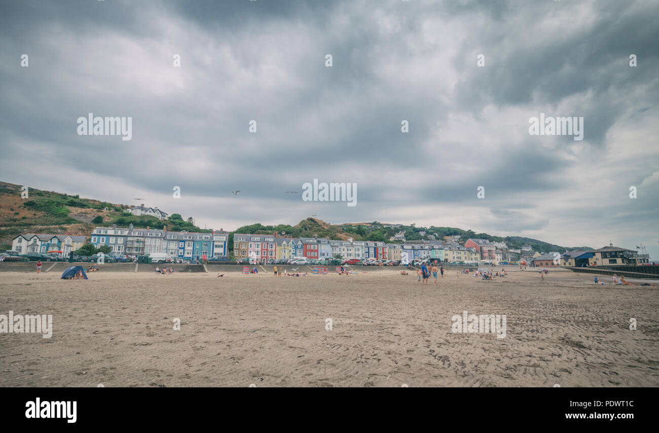 Plage de sable d'été et bâtiments colorés de ville côtière Aberdovey au Pays de Galles, Royaume-Uni Banque D'Images