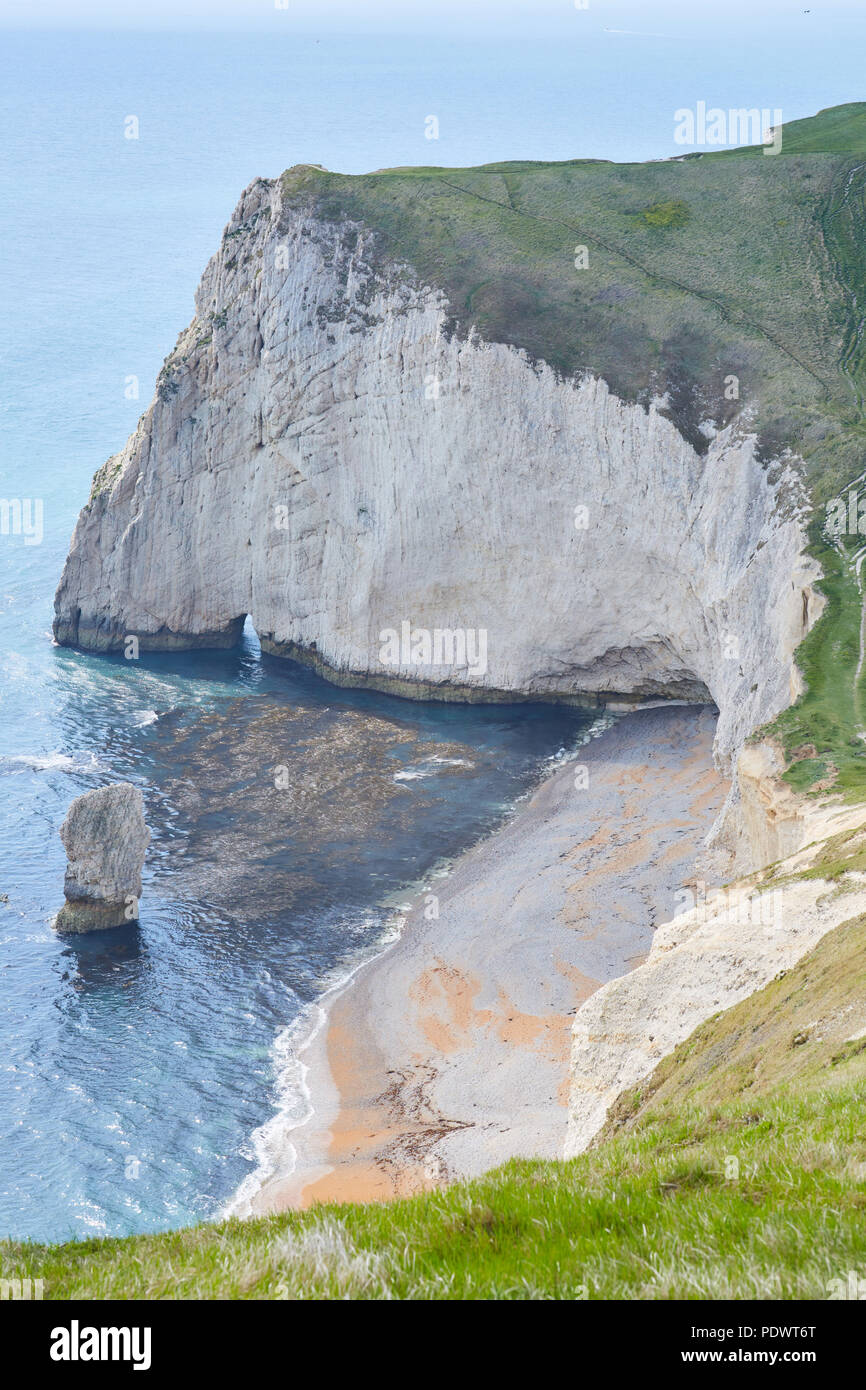 Regardant vers le bas à une plage, des falaises sur une journée ensoleillée à Durdle Door, avec les chauve-souris chef dans la distance Banque D'Images