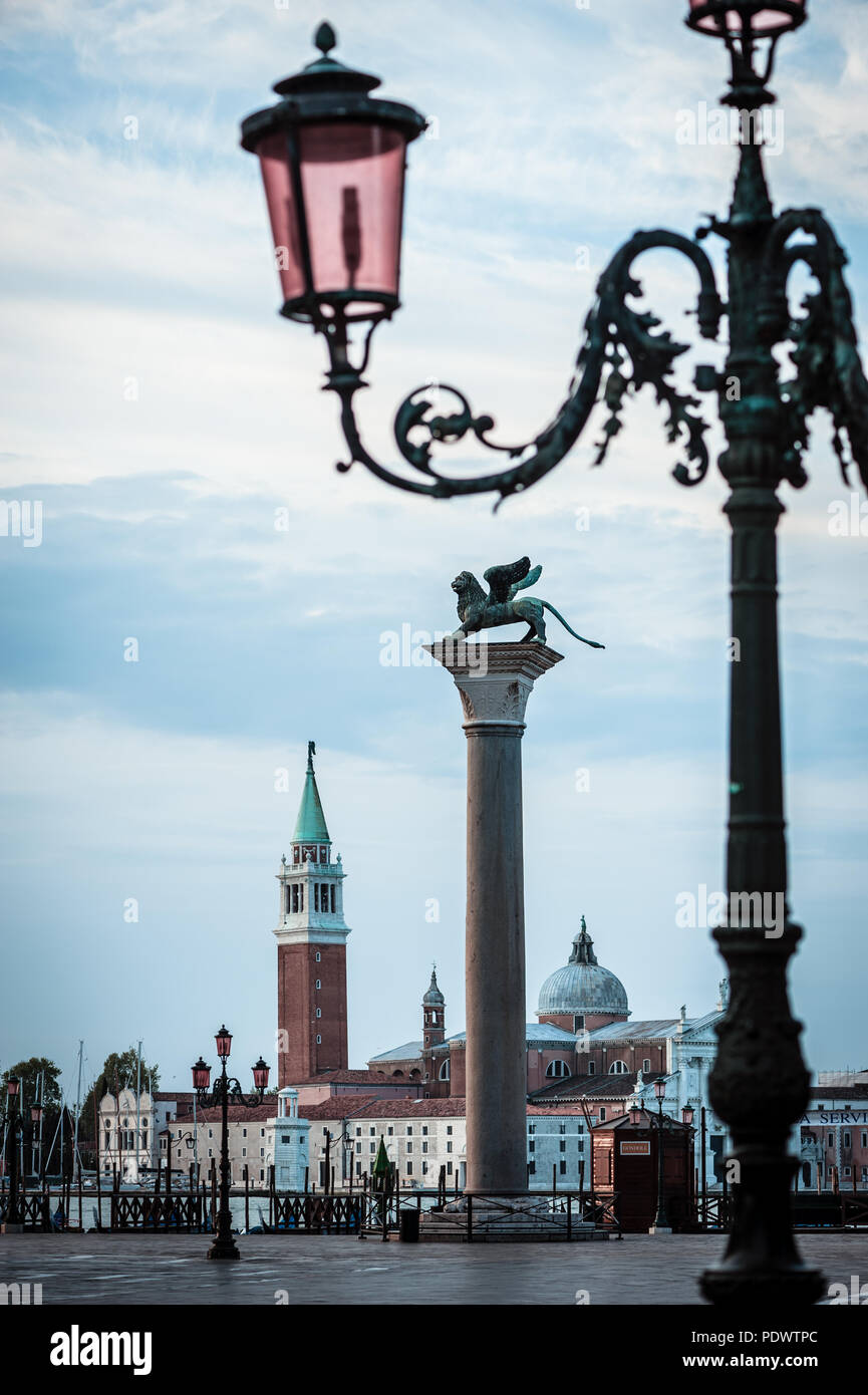 La colonne avec le lion ailé de Venise, un lampadaire, l'église de San Giorgio Maggiore, de Piazzetta di San Marco, Venise, Italie Banque D'Images
