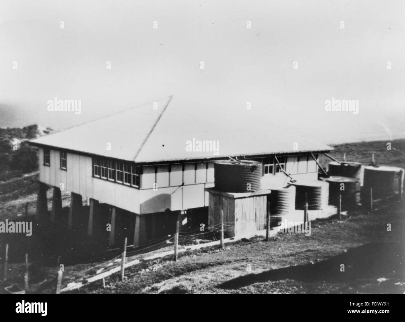 227 1 145919 StateLibQld chalet phare du cap de l'île Moreton, Moreton, ca. 1951 Banque D'Images