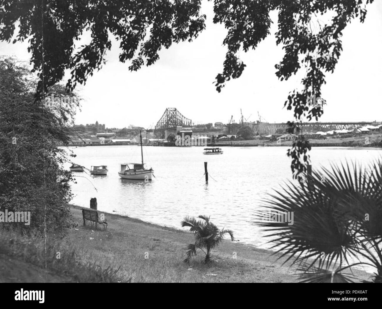 233 1 152619 StateLibQld en regardant vers le pont Story Bridge, de la banque de la rivière Brisbane, Brisbane, 1938 Banque D'Images