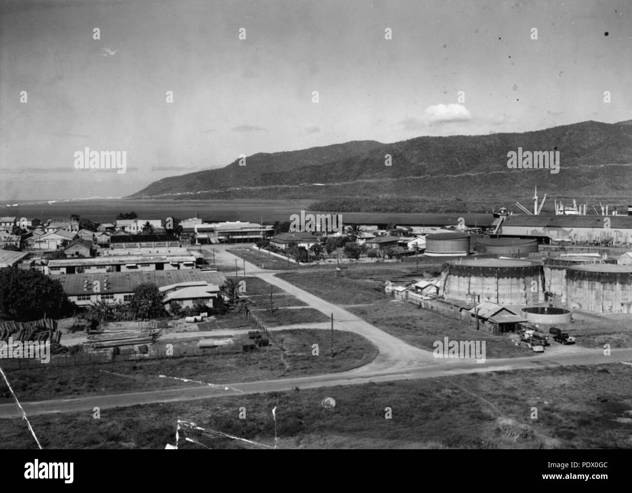 233 1 154087 StateLibQld Intersection des rues et Sheridan Hartley, Cairns Banque D'Images