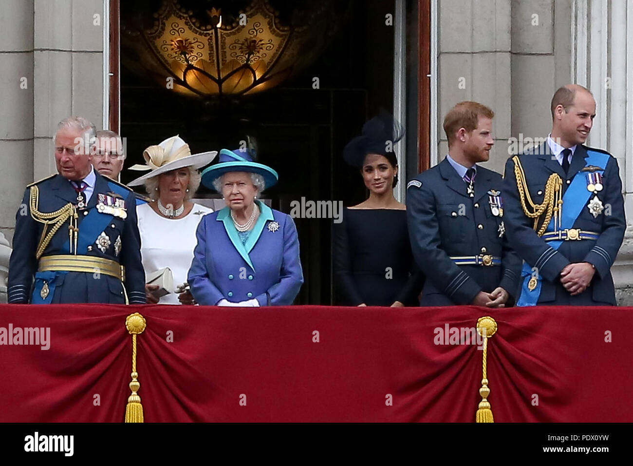 Sa Majesté la reine avec d'autres membres de la famille royale sur le balcon du palais de Buckingham pour marquer les célébrations du centenaire de la Royal Air Force. Comprend : le Prince Charles, Prince Andrew, Camilla duchesse de Cornouailles, la reine Elizabeth II, Meghan Duchesse de Sussex, le prince Harry, le Prince William Où : London, Royaume-Uni Quand : 10 Oct 2018 Credit : Dinendra Haria/WENN Banque D'Images