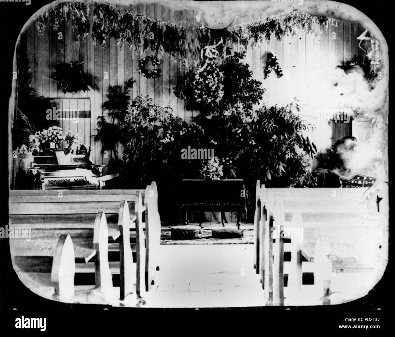 238 1 167815 StateLibQld décoré de l'intérieur de l'Église méthodiste primitive à Emerald photographié vers 1905 Banque D'Images