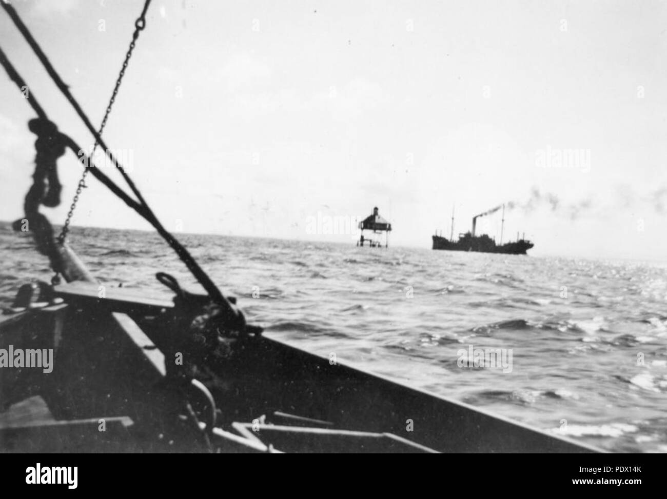 238 1 168023 StateLibQld Steamer passant la pile Lumière dans la baie de Moreton, Brisbane, ca. 1912 Banque D'Images