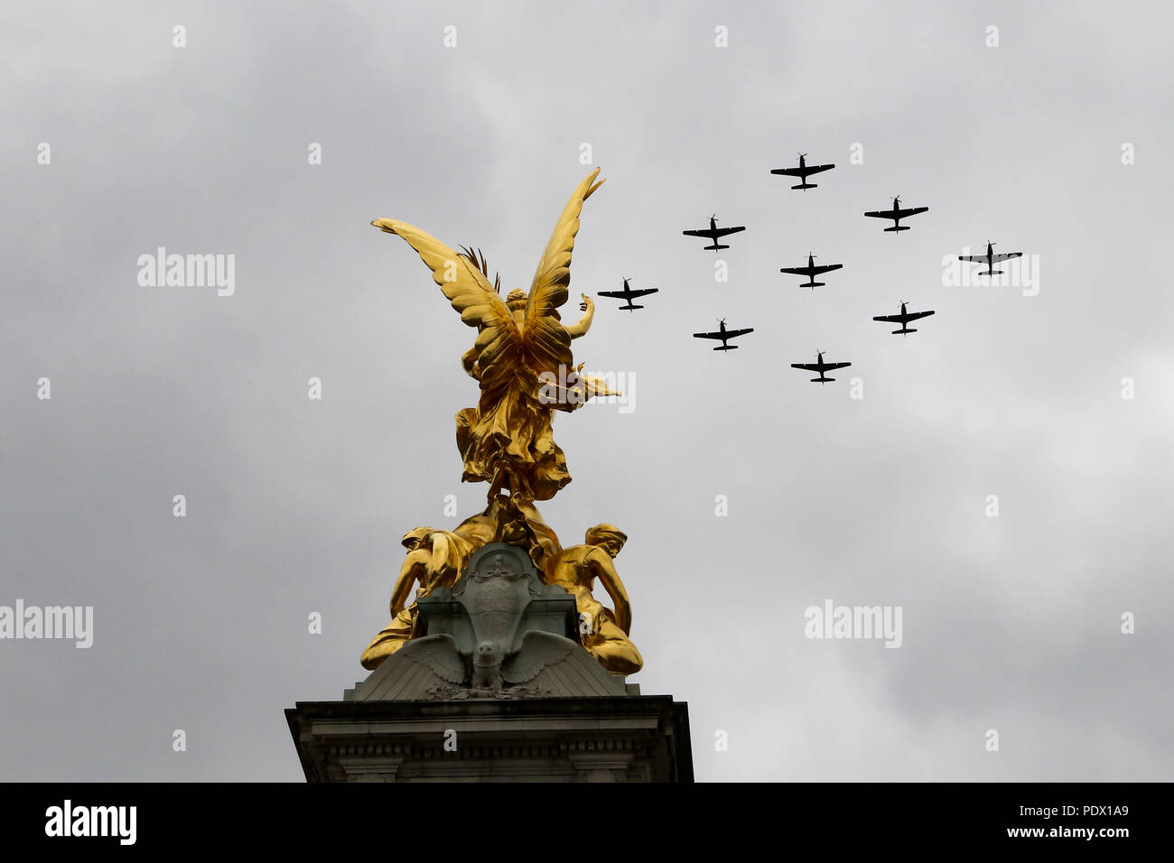 Sa Majesté la reine avec d'autres membres de la famille royale sur le balcon de Buckingham Palace, jusqu'à100 représentant l'histoire de la RAF, y compris les flèches rouges des fichiers sur le palais de Buckingham pour les célébrations du centenaire de la Royal Air Force. Avec : Atmosphère, voir Où : London, Royaume-Uni Quand : 10 Oct 2018 Credit : Dinendra Haria/WENN Banque D'Images