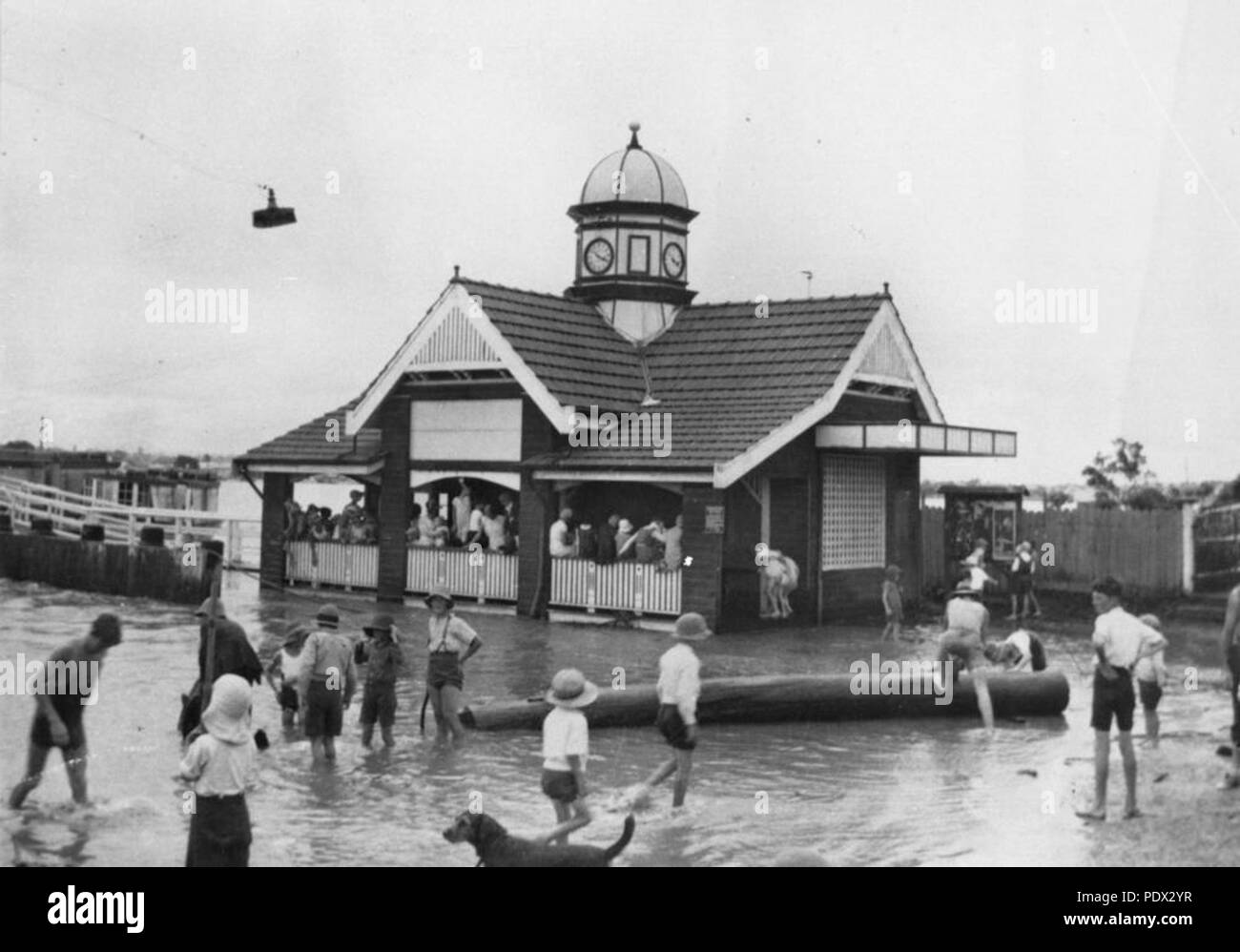 245 StateLibQld 1 185635 enfants jouant dans l'eau à côté du terminal des ferries de Oxford Street à Bulimba Banque D'Images