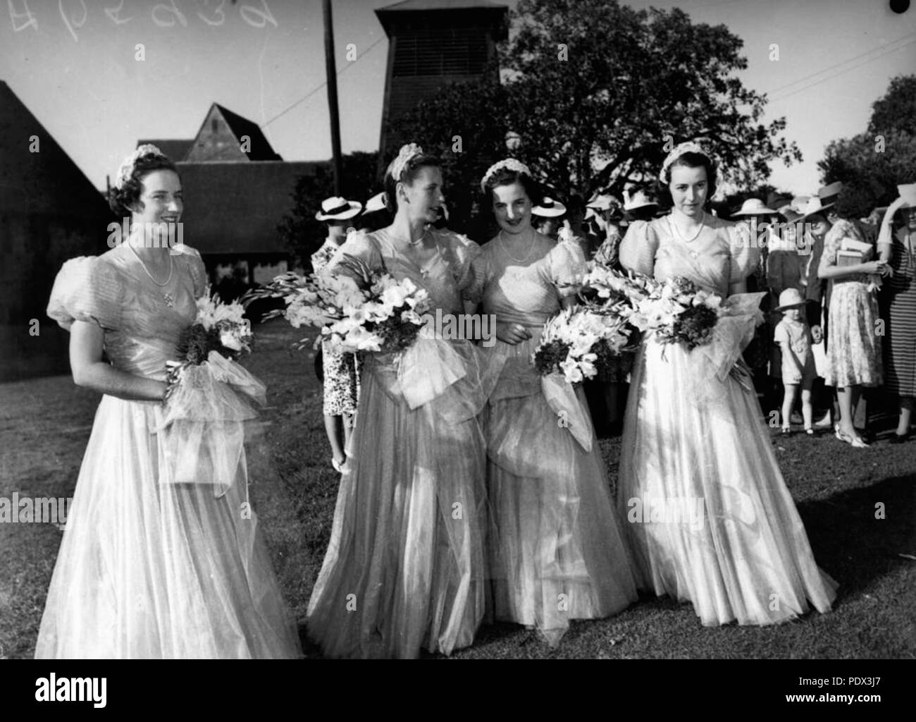 247 193903 StateLibQld 1 demoiselles à Phyllis Bell's Mariage au lieutenant Geoffrey Wills Banque D'Images
