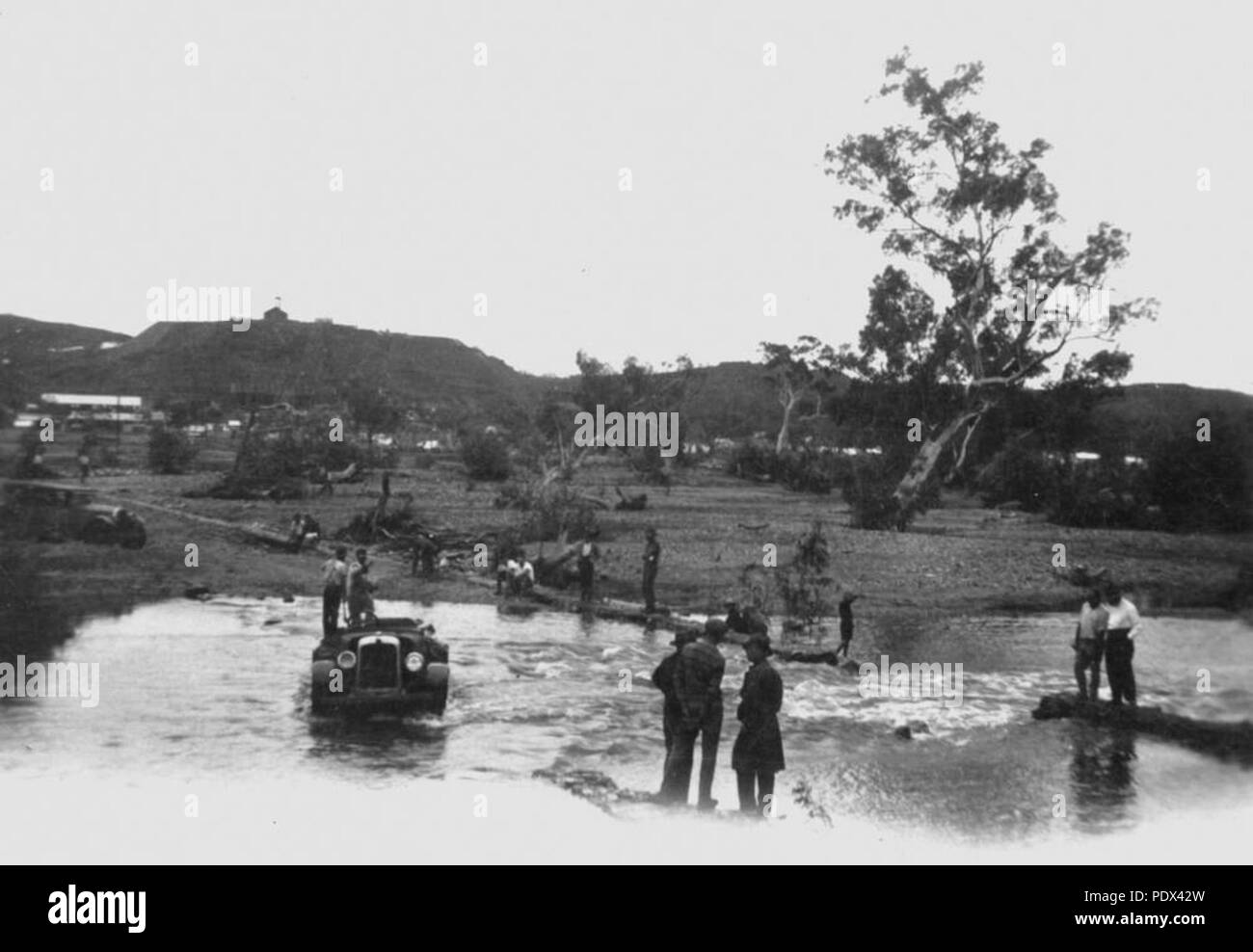 252 212820 StateLibQld 1 Deux hommes échoués sur une voiture à inondations autour de Mount Isa, 1930 Banque D'Images