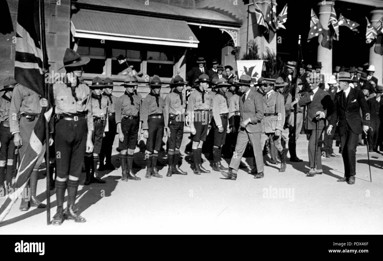 252 1 214356 StateLibQld Son Altesse Royale Edward, prince de Galles, inspecte les Boy Scouts, Warwick, 1920 Banque D'Images