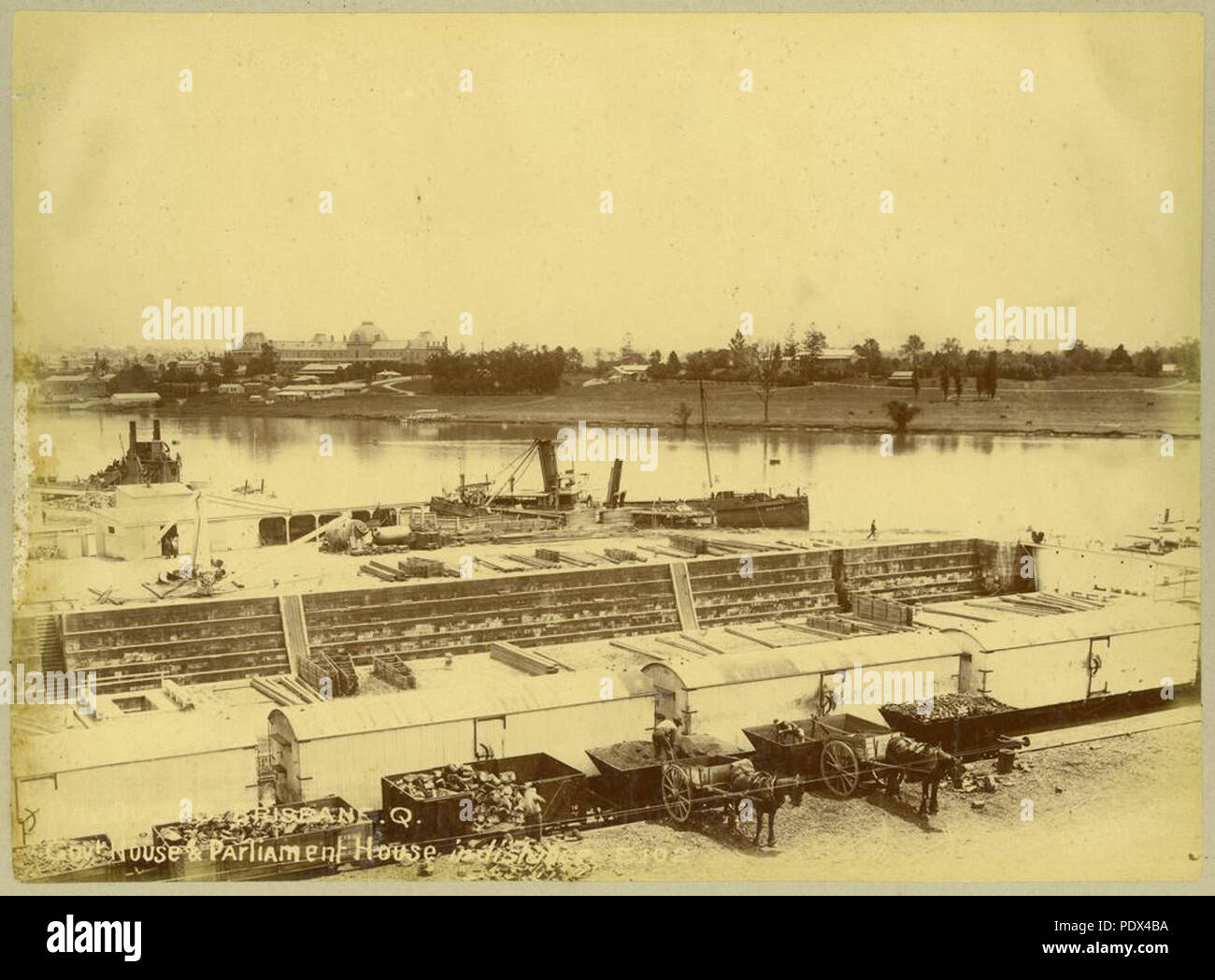 253 1 233635 StateLibQld South Brisbane dry dock, avec vue sur la maison du parlement dans la distance, ca. 1897 Banque D'Images
