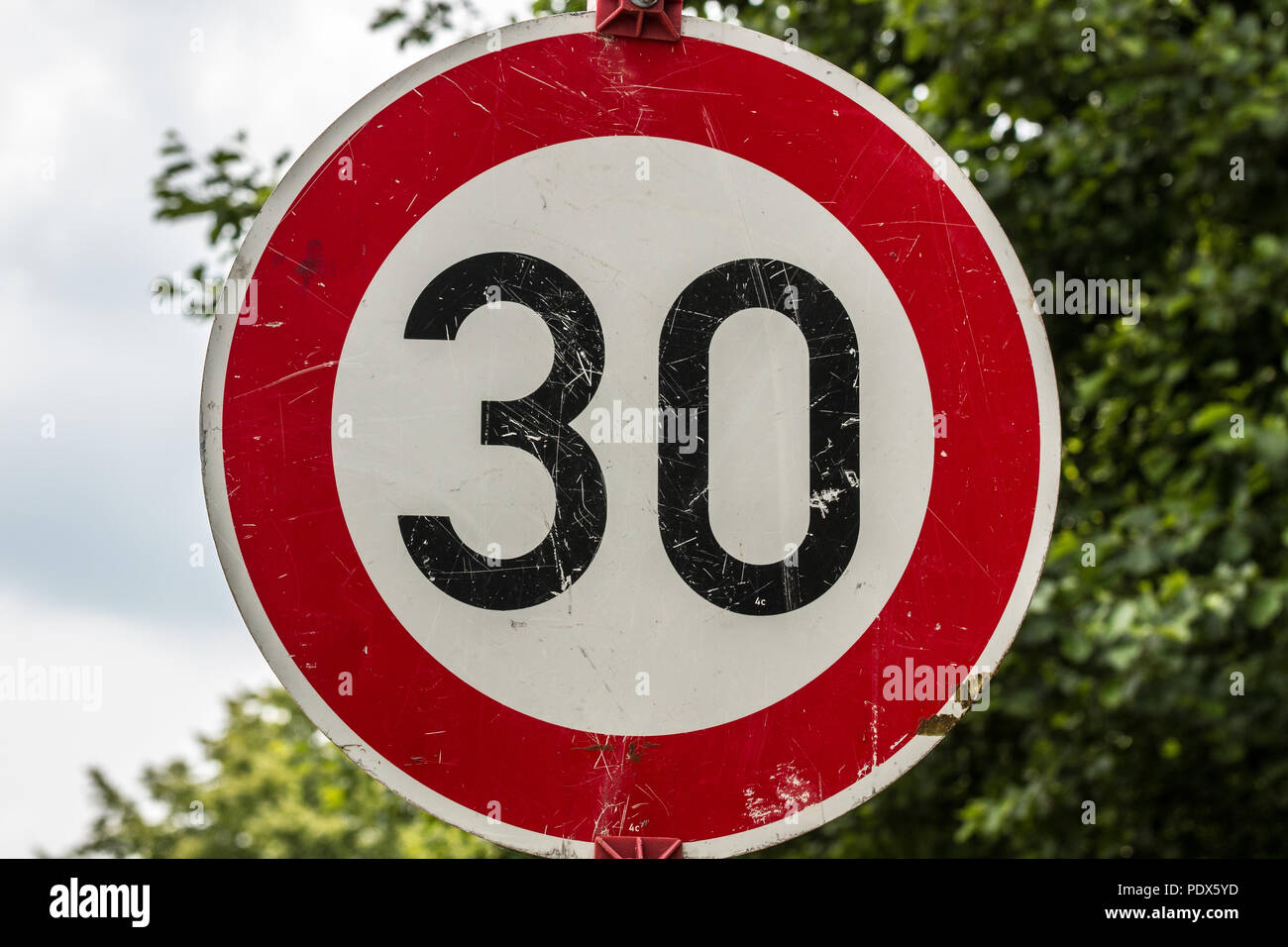 30 km h speed limit traffic sign Banque de photographies et d’images à ...