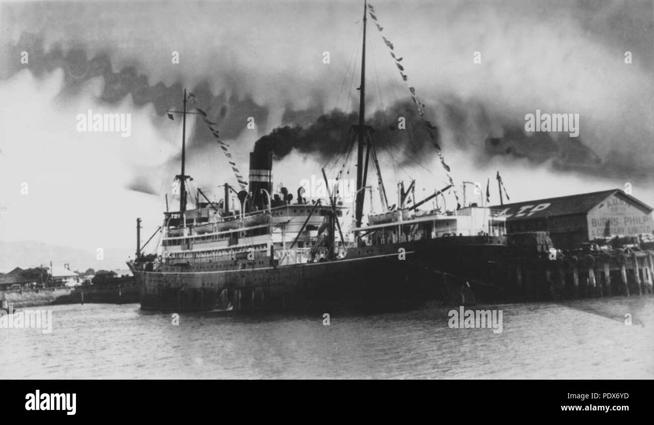 262 1 297459 StateLibQld Navire amarré au quai de Townsville, ca. 1925 Banque D'Images