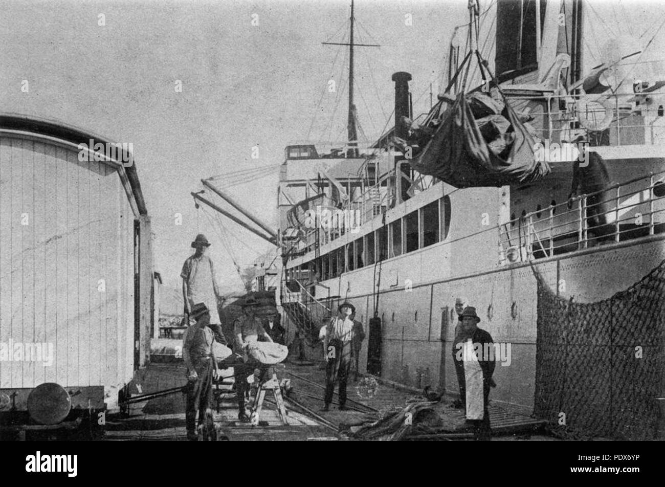 262 1 297467 travailleurs StateLibQld Quai de chargement d'une cargaison de viande congelée, Townsville, 1929 Banque D'Images
