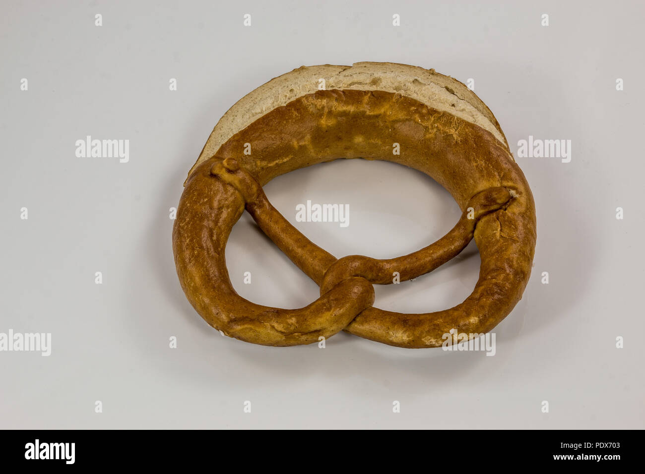 Old German bretzels sur fond blanc Banque D'Images