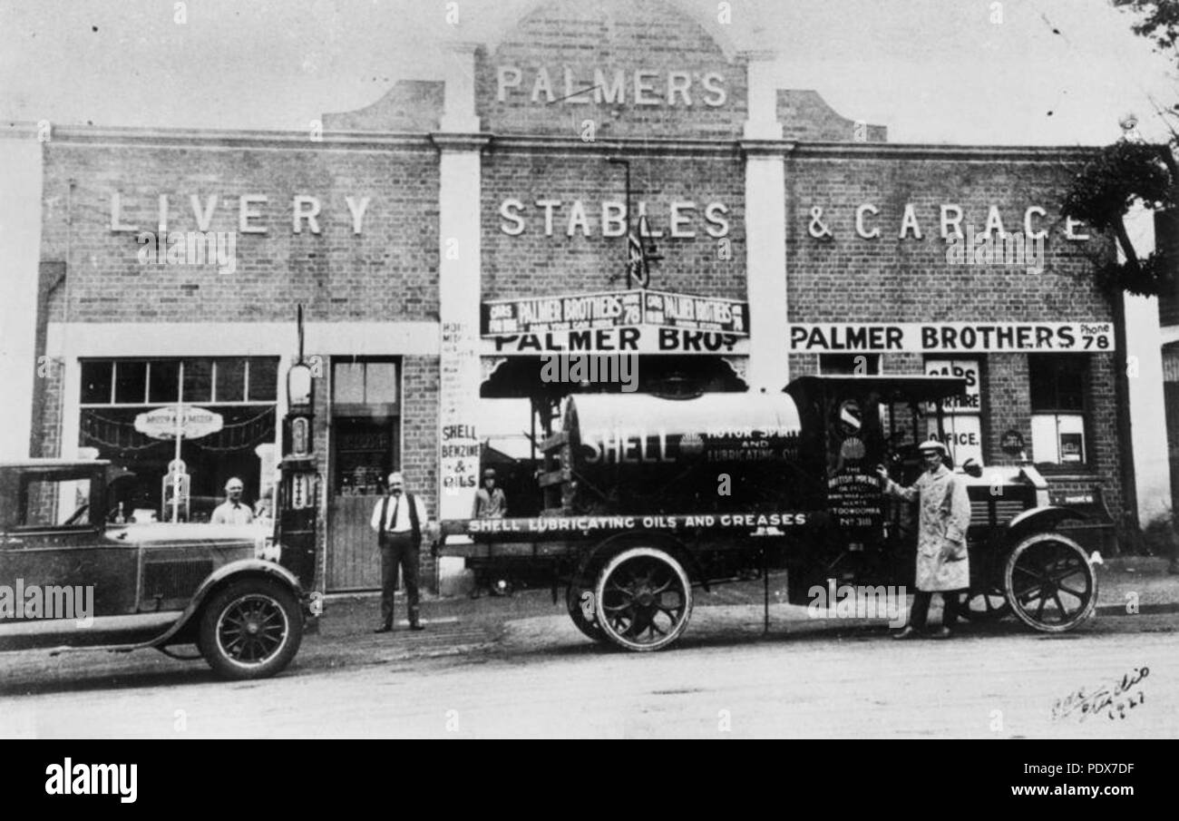 266 StateLibQld 1 43727 véhicules à moteur en face de Frères Palmer garage à Toowoomba, 1927 Banque D'Images